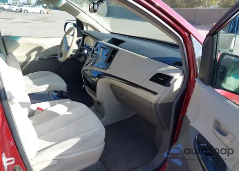 2014 Toyota Sienna Le V6 8 Passenger z USA, uszkodzony, nr VIN 5TDKK3DC2ES422736